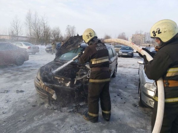В Барановичах на автостоянке загорелся автомобиль «Пежо-307» В Барановичах на автостоянке загорелся автомобиль «Пежо-307»