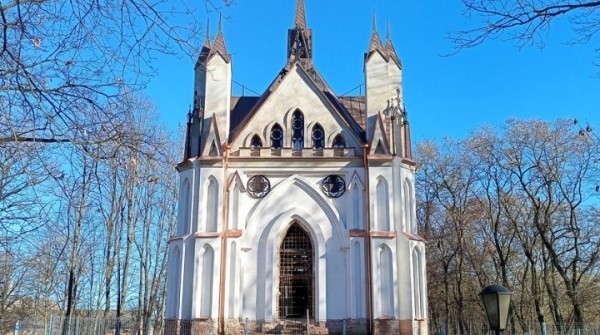 Освободилась от лесов: туристы уже могут увидеть обновленный фасад каплицы рода Ожешко (Брестская область)