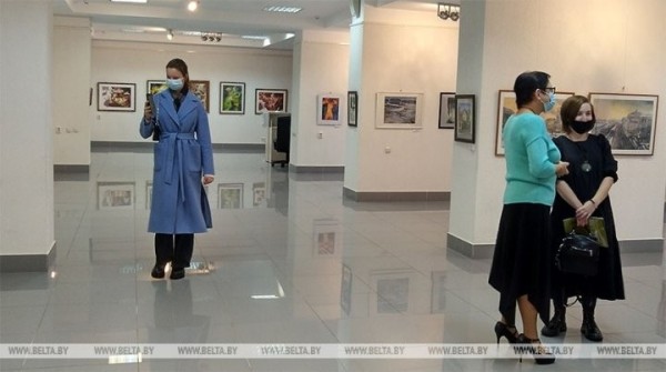 Художники-акварелисты представили свои работы в главном выставочном зале Бреста