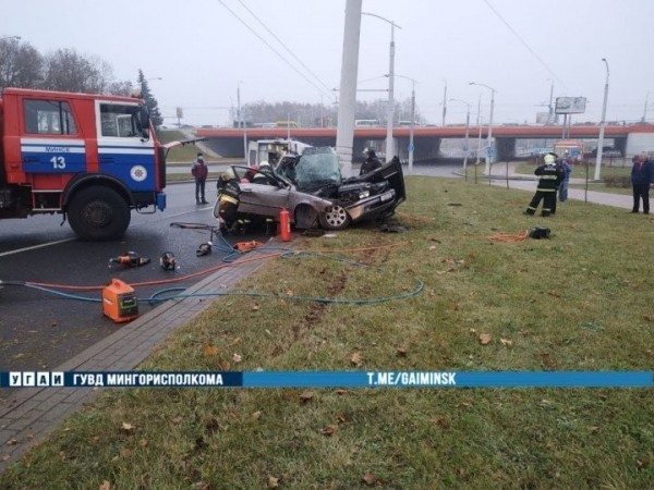 Жуткие кадры. В Минске BMW врезался в столб. Водитель погиб Жуткие кадры. В Минске BMW врезался в столб. Водитель погиб