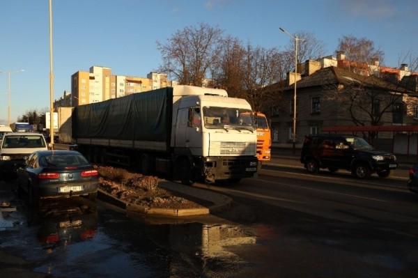 Фура и Ford столкнулись в центре Барановичей Фура и Ford столкнулись в центре Барановичей