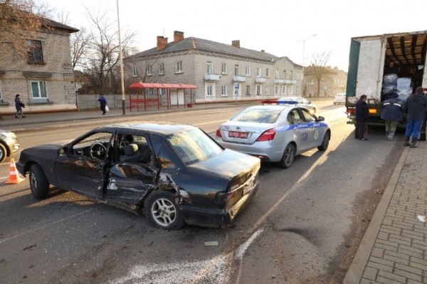 Фура и Ford столкнулись в центре Барановичей Фура и Ford столкнулись в центре Барановичей