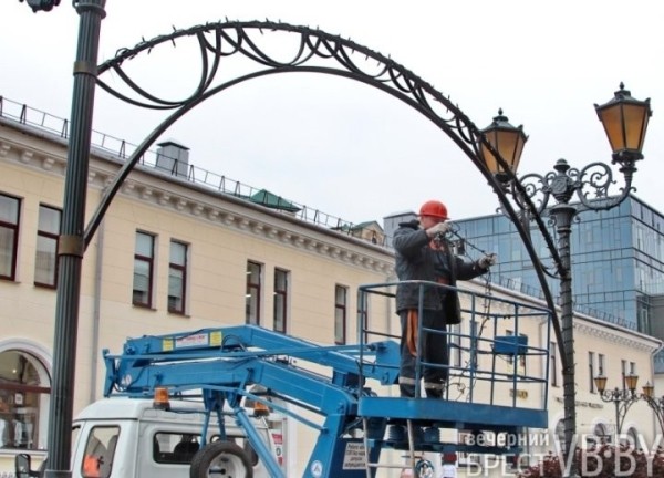Тигр с еловыми лапами. В Бресте начался монтаж новогодней иллюминации Тигр с еловыми лапами. В Бресте начался монтаж новогодней иллюминации