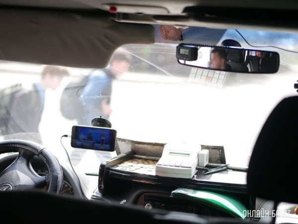 Водитель маршрутки передал не тому человеку $2,9 тысячи