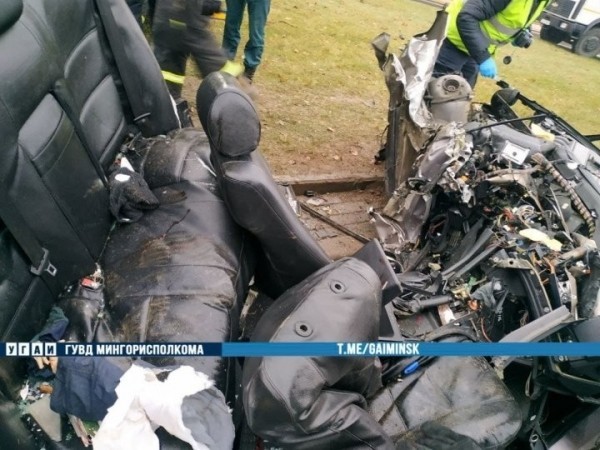 Жуткие кадры. В Минске BMW врезался в столб. Водитель погиб Жуткие кадры. В Минске BMW врезался в столб. Водитель погиб