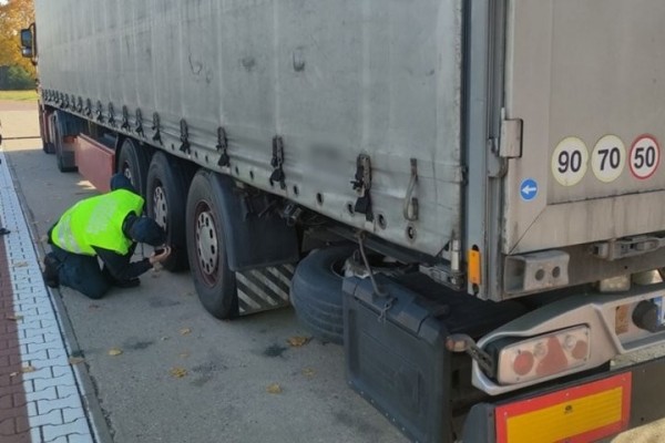 В Польше белорусской фуре запретили движение из-за изношенных тормозных дисков В Польше белорусской фуре запретили движение из-за изношенных тормозных дисков