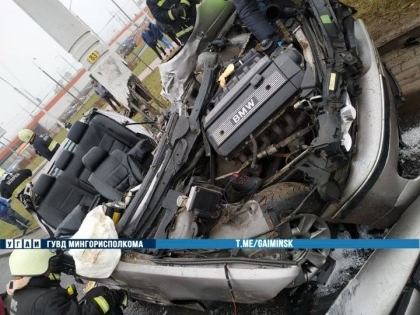 Жуткие кадры. В Минске BMW врезался в столб. Водитель погиб Жуткие кадры. В Минске BMW врезался в столб. Водитель погиб