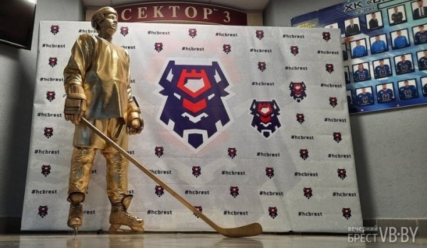 Брестский Ледовый дворец посетил необычный хоккеист