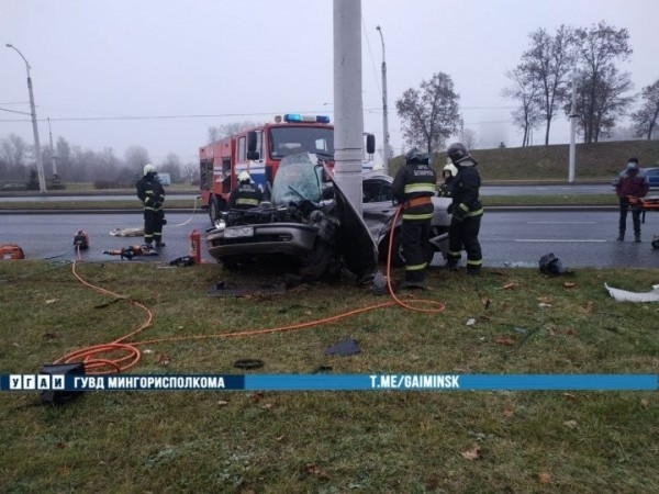 Жуткие кадры. В Минске BMW врезался в столб. Водитель погиб Жуткие кадры. В Минске BMW врезался в столб. Водитель погиб