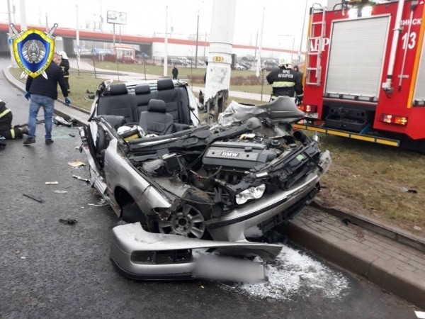 Жуткие кадры. В Минске BMW врезался в столб. Водитель погиб Жуткие кадры. В Минске BMW врезался в столб. Водитель погиб