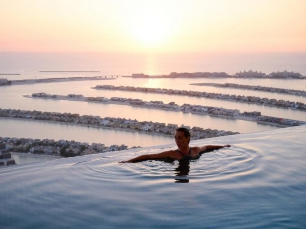 В Дубае открылся высочайший в мире «бесконечный бассейн». Посмотрите, как он выглядит В Дубае открылся высочайший в мире «бесконечный бассейн». Посмотрите, как он выглядит