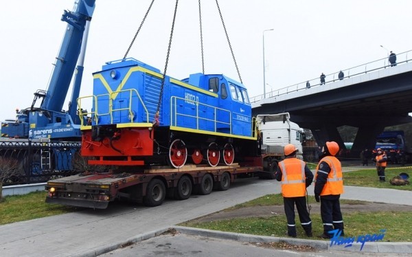В Барановичи доставили 33-летний тепловоз. Зачем и куда его водрузили В Барановичи доставили 33-летний тепловоз. Зачем и куда его водрузили