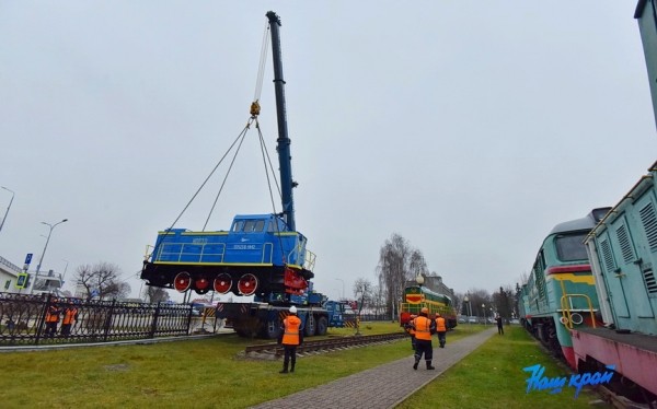 В Барановичи доставили 33-летний тепловоз. Зачем и куда его водрузили В Барановичи доставили 33-летний тепловоз. Зачем и куда его водрузили
