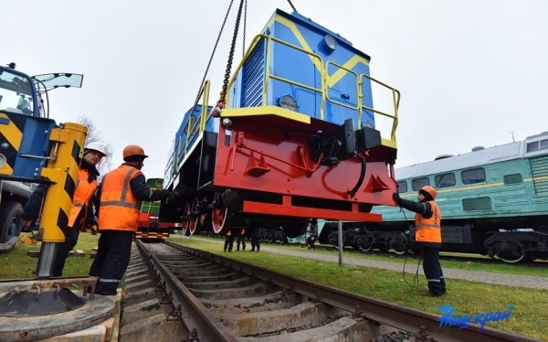 В Барановичи доставили 33-летний тепловоз. Зачем и куда его водрузили В Барановичи доставили 33-летний тепловоз. Зачем и куда его водрузили