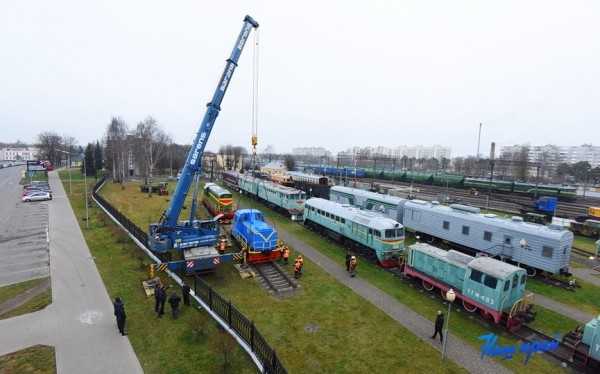 В Барановичи доставили 33-летний тепловоз. Зачем и куда его водрузили В Барановичи доставили 33-летний тепловоз. Зачем и куда его водрузили