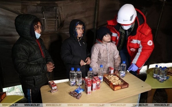 В лагерь беженцев на белорусско-польской границе прибыл гуманитарный груз