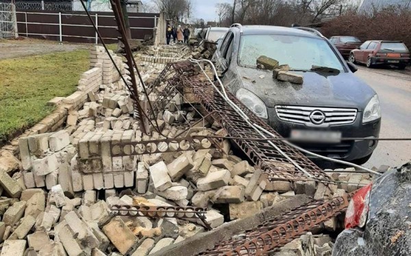 Ветер снёс кирпичный забор в Барановичах. Повреждено несколько машин