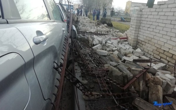 Ветер снёс кирпичный забор в Барановичах. Повреждено несколько машин