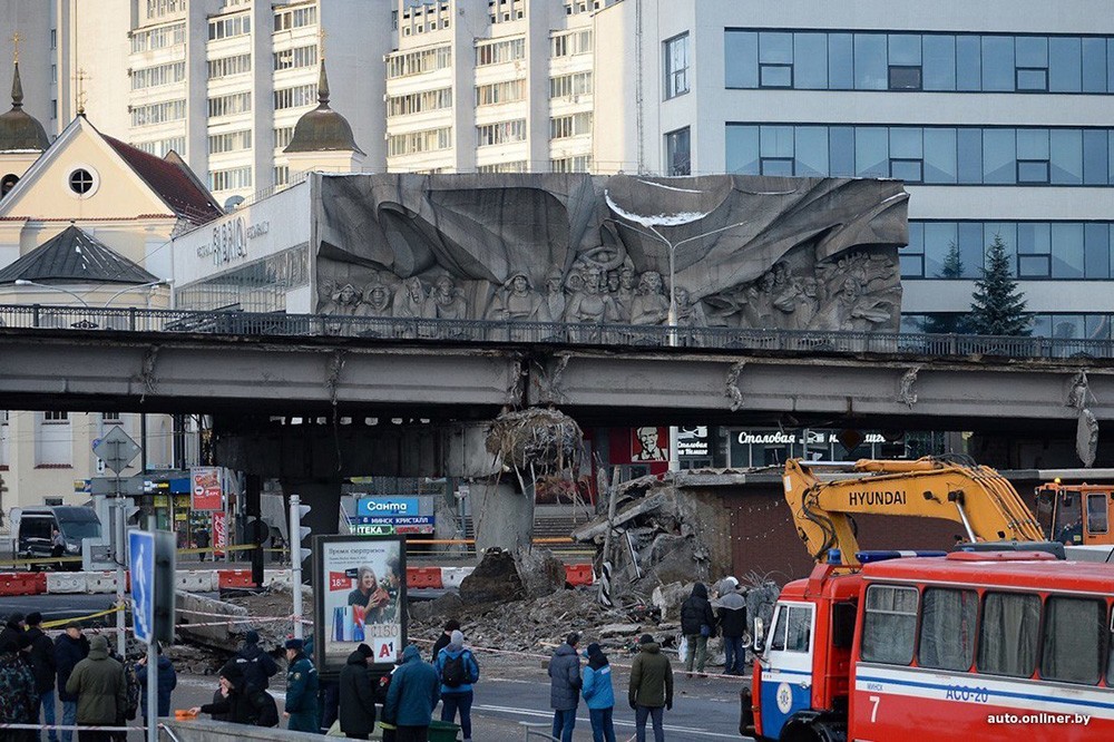 В центре Минска обрушился пешеходный мост. Власти утверждают что «из-за скачков температуры»
