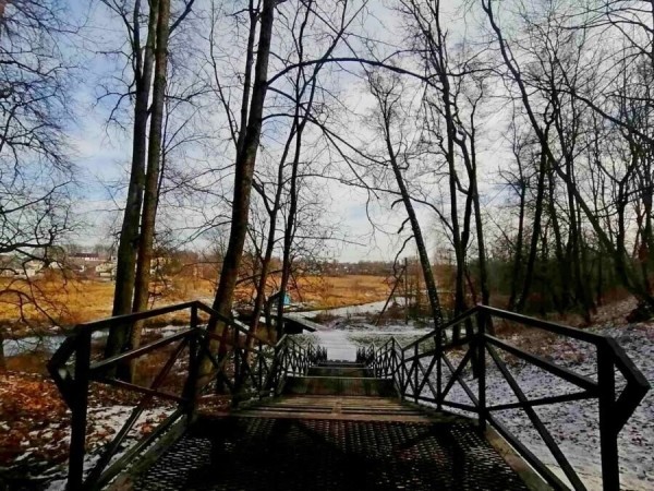 Встретились зима и весна. В парке в Высоком можно застать обе поры года (Брестская область)