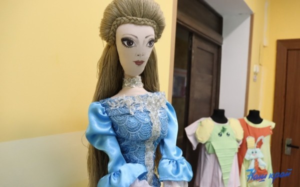 Выставка «Территория творчества» открылась в Барановичском колледже сферы обслуживания. Фоторепортаж