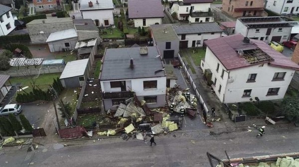 Буря в Польше крушила дома и уронила кран на стройке. Есть погибшие Буря в Польше крушила дома и уронила кран на стройке. Есть погибшие