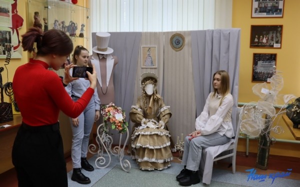 Выставка «Территория творчества» открылась в Барановичском колледже сферы обслуживания. Фоторепортаж