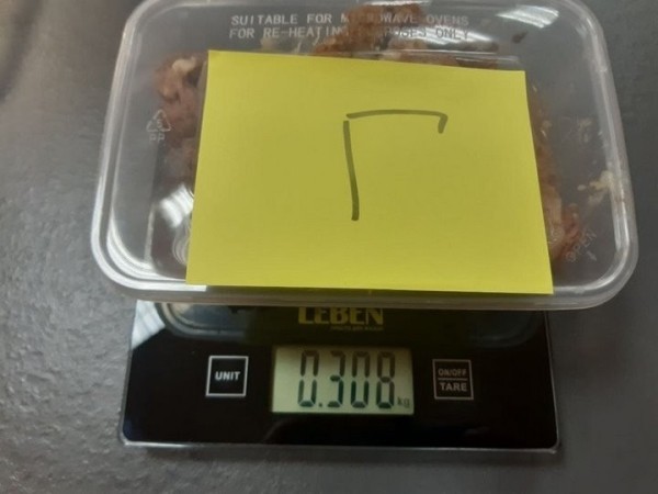 Сколько мяса в белорусской тушенке? Показываем, что внутри банок от трех производителей продукта