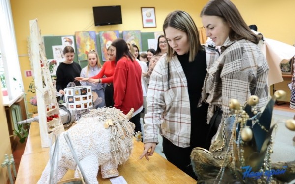 Выставка «Территория творчества» открылась в Барановичском колледже сферы обслуживания. Фоторепортаж