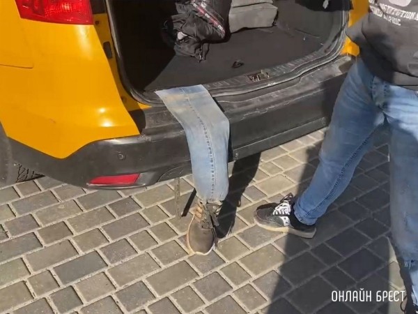 
                Читатель: То самое такси из Бреста  с торчащей «ногой»
            