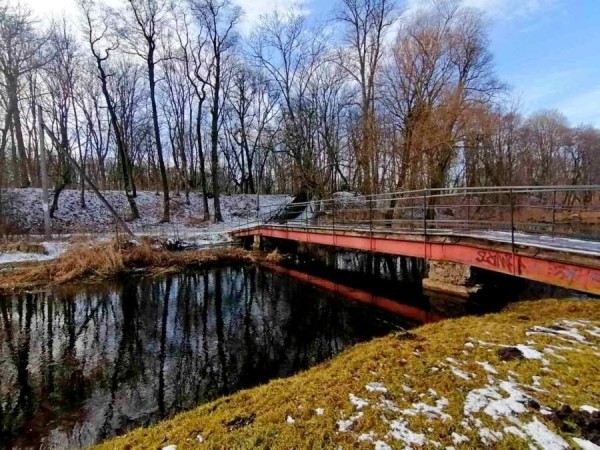 Встретились зима и весна. В парке в Высоком можно застать обе поры года (Брестская область)