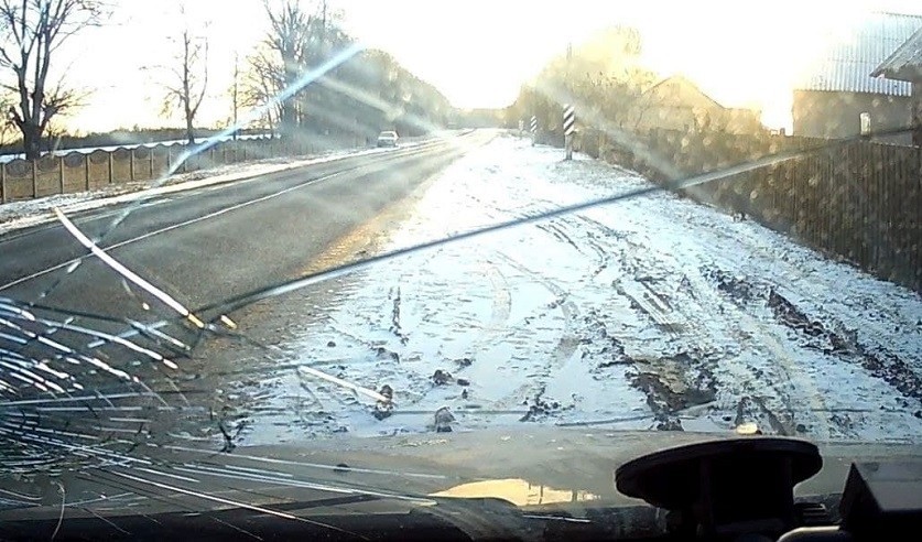 В Барановичском районе мужчина тростью разбил лобовое стекло такси