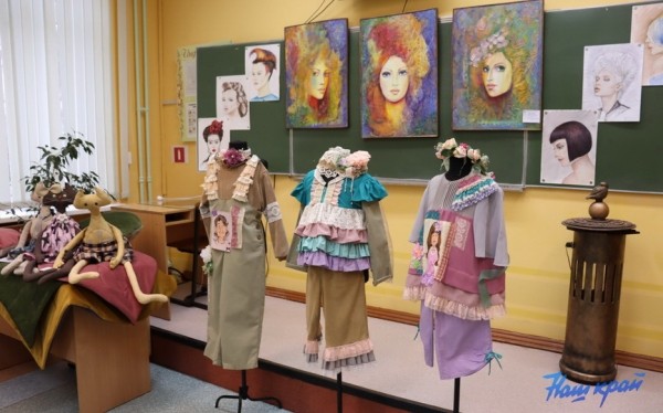 Выставка «Территория творчества» открылась в Барановичском колледже сферы обслуживания. Фоторепортаж