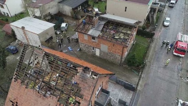 Буря в Польше крушила дома и уронила кран на стройке. Есть погибшие Буря в Польше крушила дома и уронила кран на стройке. Есть погибшие