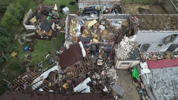 Буря в Польше крушила дома и уронила кран на стройке. Есть погибшие Буря в Польше крушила дома и уронила кран на стройке. Есть погибшие