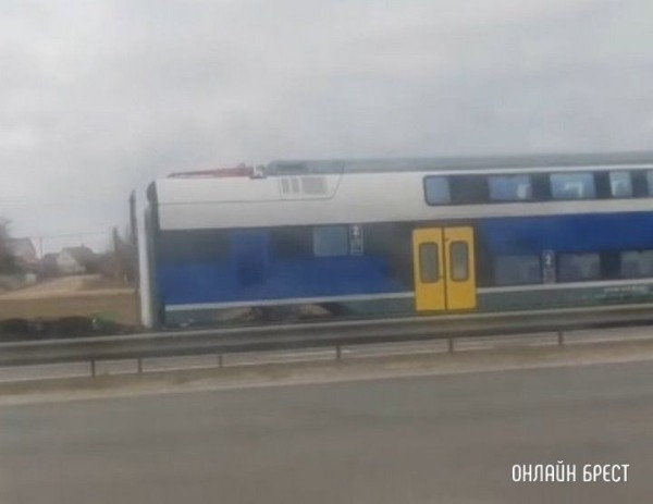 
                Читатель: Нас ждёт новый поезд? Или куда его везут? Видео снято сегодня возле Бреста
            