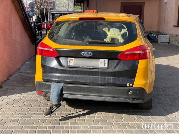 
                Читатель: То самое такси из Бреста  с торчащей «ногой»
            