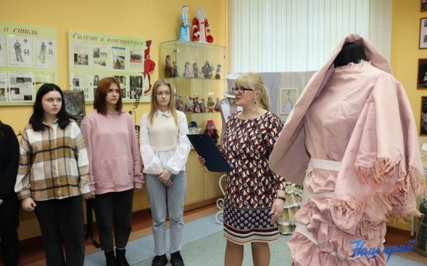 Выставка «Территория творчества» открылась в Барановичском колледже сферы обслуживания. Фоторепортаж