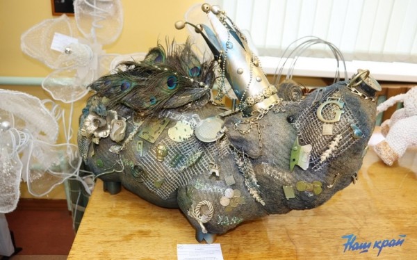 Выставка «Территория творчества» открылась в Барановичском колледже сферы обслуживания. Фоторепортаж