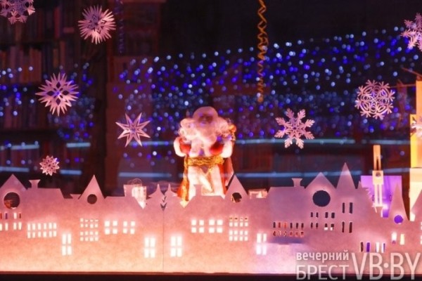 Посмотрите, как брестские заведения украсили витрины к Новому году