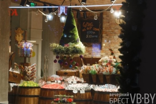 Посмотрите, как брестские заведения украсили витрины к Новому году