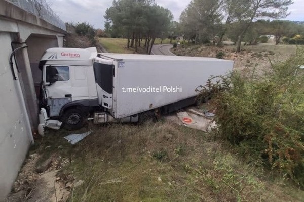 Пьяные белорусы чудят за границей: один не смог въехать в тоннель, а другой дал взятку 20 евро