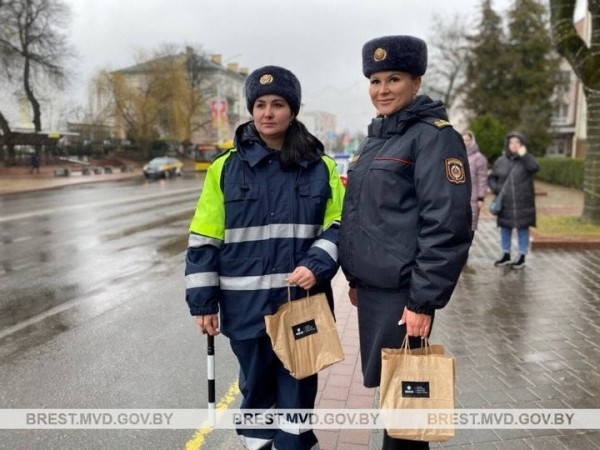 В Бресте девушки-милиционеры поздравили водителей с 23 февраля