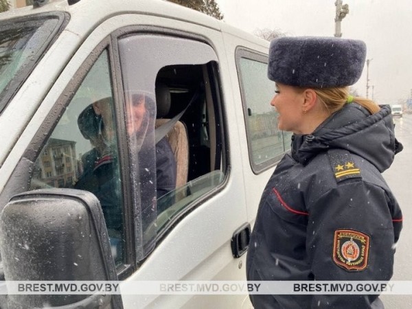 В Бресте девушки-милиционеры поздравили водителей с 23 февраля