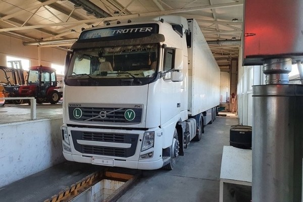 Сигареты на 2,3 миллиона евро нашли в белорусской фуре – их прятали за мешками с сажей