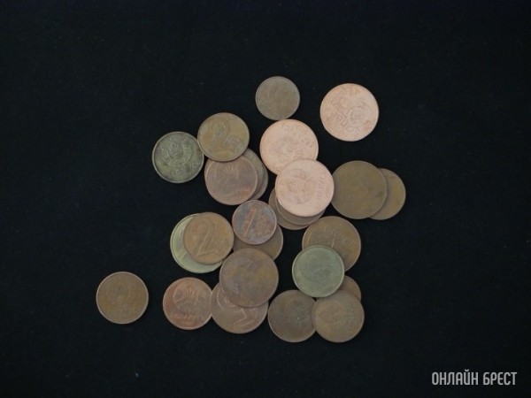 Средняя зарплата в Беларуси серьезно упала и в рублях, и в долларах