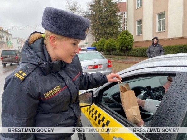В Бресте девушки-милиционеры поздравили водителей с 23 февраля