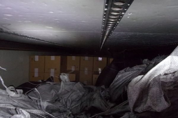 Сигареты на 2,3 миллиона евро нашли в белорусской фуре – их прятали за мешками с сажей