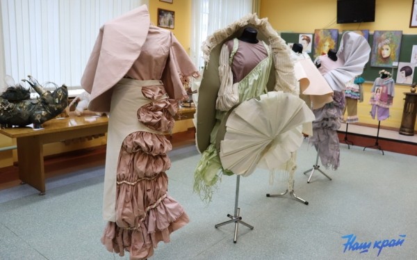 Выставка «Территория творчества» открылась в Барановичском колледже сферы обслуживания. Фоторепортаж