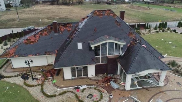 Буря в Польше крушила дома и уронила кран на стройке. Есть погибшие Буря в Польше крушила дома и уронила кран на стройке. Есть погибшие